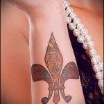 Fransk liljetatovering - Fotoeksempel på tatoveringen 13072016 3