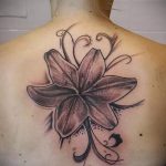 Lilie Tattoo auf dem Rücken - Foto eksempliel der Tätowierung 13072016 2