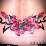 Lilie Tattoo auf dem unteren Rücken - Foto eksempliel der Tätowierung 13072016 1