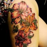 Lilie Tattoo auf ihrer Seite - Foto eksempliel der Tätowierung 13072016 1
