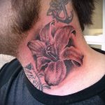 Lilie Tattoo auf seinem Hals - Foto eksempliel der Tätowierung 13072016 1