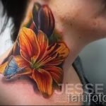 Lilie Tattoo auf seinem Hals - Foto eksempliel der Tätowierung 13072016 2