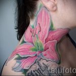 Lilie Tattoo auf seinem Hals - Foto eksempliel der Tätowierung 13072016 3