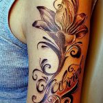lily tatouage sur son bh'er - un tatouage de l'exemple de photo 13072016 2