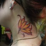 lily tatouage sur son cou - eksempel foto du tatouage 13072016 3