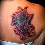 lily tatouage sur son dos - som eksempel Foto du tatouage 13072016 1