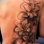 lily tatouage sur son dos - som eksempel Foto du tatouage 13072016 3