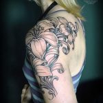 lily tatouage sur son épaule - eksempel foto du tatouage 13072016 1