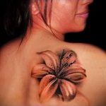 lily tatouage sur son épaule - eksempel foto du tatouage 13072016 2
