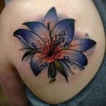 lily tatouage sur son épaule - eksempel foto du tatouage 13072016 3