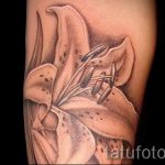 liljetatovering på hendes arm - en tatovering af fotoeksemplet 13072016 1
