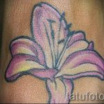 liljetatovering på hendes arm - en tatovering af fotoeksemplet 13072016 2