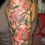 liljetatovering på hendes arm - en tatovering af fotoeksemplet 13072016 3