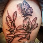 liljetatovering med sommerfugl - Fotoeksempel på tatoveringen 13072016 1