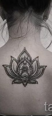 Lótusz tetoválás jelentése a hátoldalon - 4. fotó példa