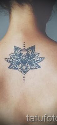 Lótusz tetoválás jelentése a hátoldalon - 2. fotó példa