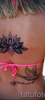 Lótusz tetoválás jelentése a hátoldalon - fényképes példa 1