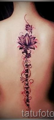 A lótusz tetoválás jelentése egy lányon - fotó példa 1