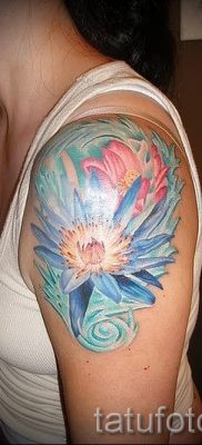 A lótusz tetoválás jelentése a lány kezén - 1. fotó példa