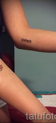 érték lótusz tetoválás a lány karján 2