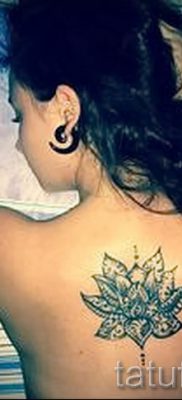 lótusz tetoválás az 1. érték hátoldalán