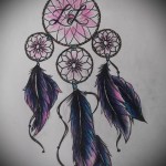 Dreamcatcher tetoválási vázlat - több gyűrű, toll és kezdőbetű