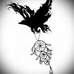 Dreamcatcher tetoválásvázlat - egy fekete varjú mancsában