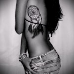 álomfogó tetoválás az oldalán - fényképes példa a 11122014 9. számból