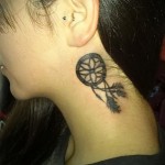 álomfogó tetoválás a nyakán - fotópélda a 11122014 9. számból