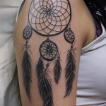 álomfogó tetoválás a kezén - fotó példa a 11122014 7. számból