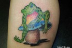Béka tetoválás a gombán
