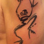 Béka tetoválás - sziluett fekete vonalakkal