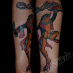 Béka tetoválás csokornyakkendőben és öltönyben egy tálca ételt tartalmaz