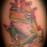 Béka tetoválás gyönyörű koronában