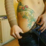 Béka tetoválás az ágyékon