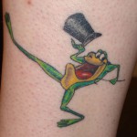 Béka tetoválás tálas sapkával és vesszővel