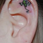 Béka tetoválás a fül belsejében - egy kis rajz az auricle devshuki belsejében