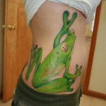 Béka oldali tetoválás - nagy méretű tetoválás