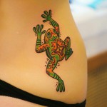 Béka tetoválás egy lány oldalán és popsijában - bugyi kerület