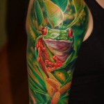 Béka a lombozat tetoválásában - realizmus tetoválás a karon