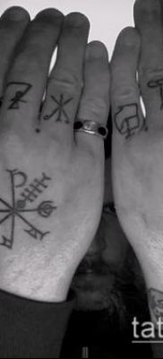 014. Egy tetováló mágikus szimbólum jelentése