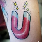 mágnes rajzolása tetoválásban - fényképes példa