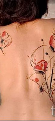 وشم الخشخاش على الظهر - صورة لمقال حول معنى الوشم 1