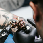 Mike Chambers - Sedam mačeva - umjetnik tetovaža koji je liječnicima donirao rukavice i maske - fotografija 2