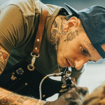 Travis Ross - The Lost Cove Co - umjetnik tetovaža koji je liječnicima donirao rukavice i maske - fotografija 1