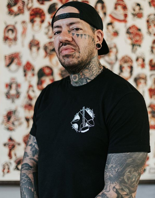 Mike Chambers - Sedam mačeva - umjetnik tetovaža koji je liječnicima donirao rukavice i maske - fotografija1