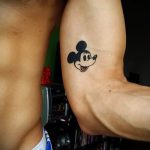 Mickey egér tetoválás a kezén - kész tetoválás 16052016 -ból 14