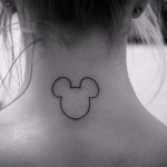 Mickey egér tetoválás a nyakon - kész tetoválás 16052016 -ból 2