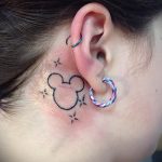 Mickey egér tetoválás a fül mögött 1