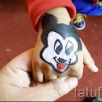 Mickey Mouse -Tattoo auf der Hand - fertigen Tätowierung auf 16052016 2